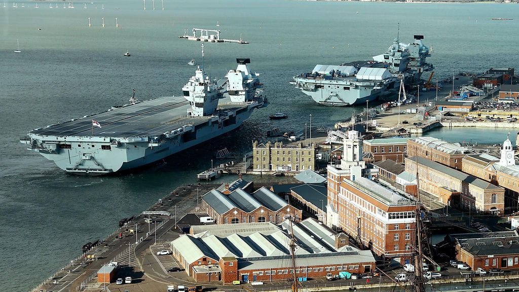 Lentotukialus HMS Prince of Wales Portsmouthin satamassa yhdessä sisaraluksensa HMS Queen Elizabethin kanssa.