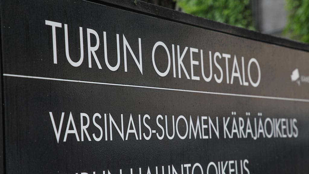 Parikymppistä miestä syytetään taposta Varsinais-Suomen käräjäoikeudessa.