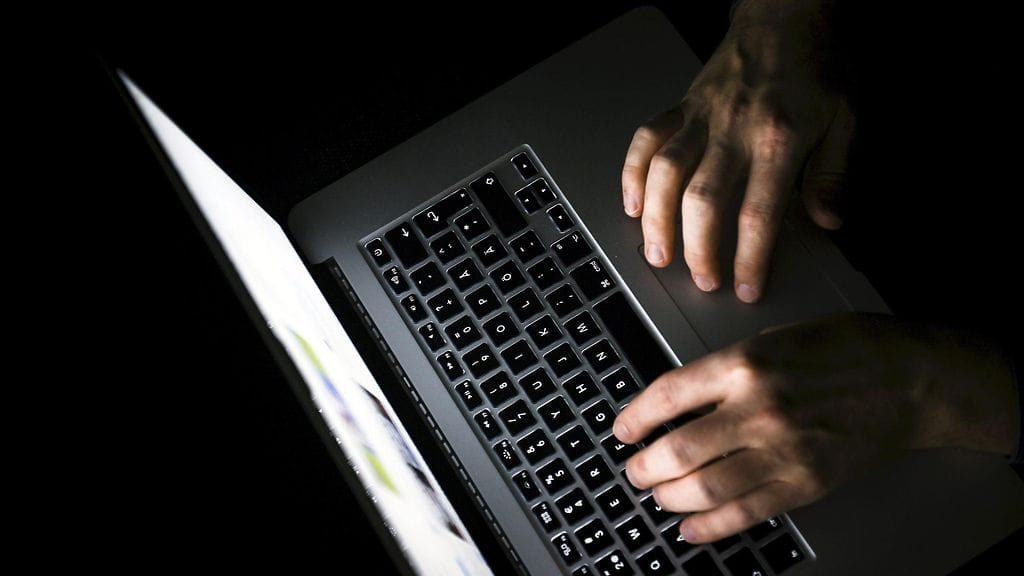 SVT:n mukaan iskujen tekijäksi ilmoittautui Anonymous Sudaniksi itseään kutsuva hakkeriryhmä, joka ilmoitti asiasta Telegram-tilillään.