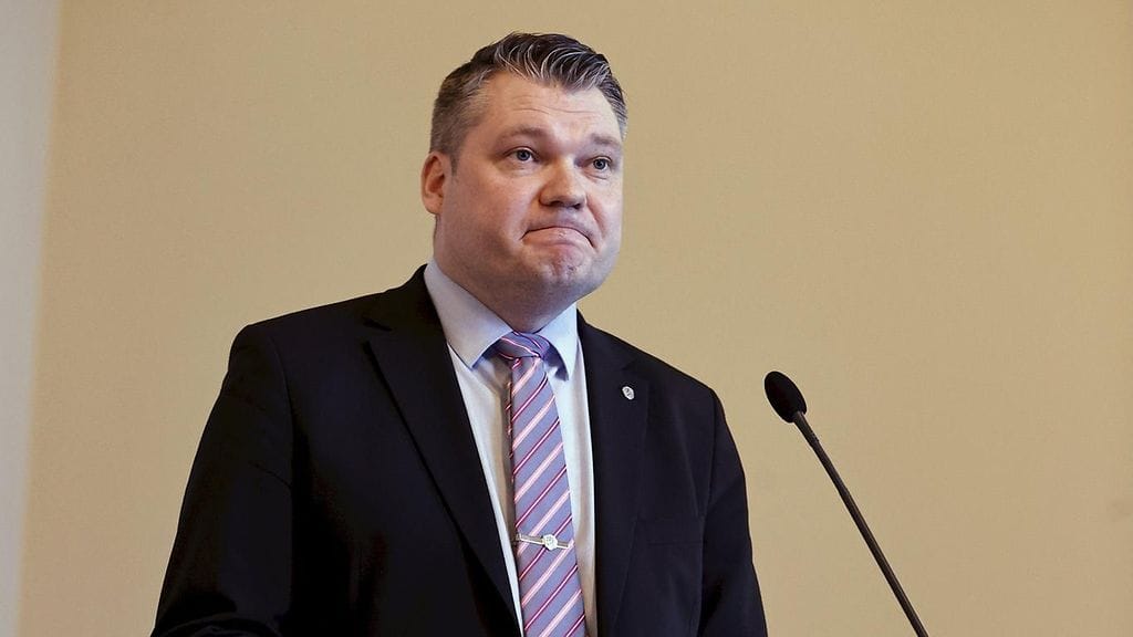 Puolustusministeri Savolan (kesk.) mukaan samanaikainen eteneminen Ruotsin kanssa on ensisijainen tavoite.