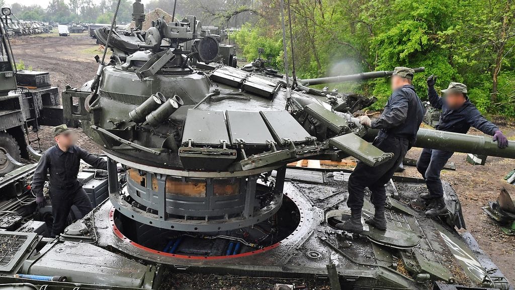 Venäläiset korjaavat tankkia toukokuussa 2022.
