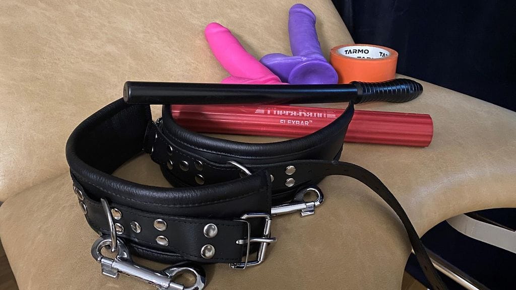 Domina välineet tuolilla