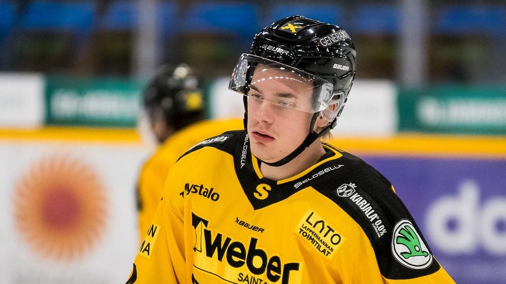 Nuutti Viitasalo kiekkoilee loppukauden Ruotsissa.