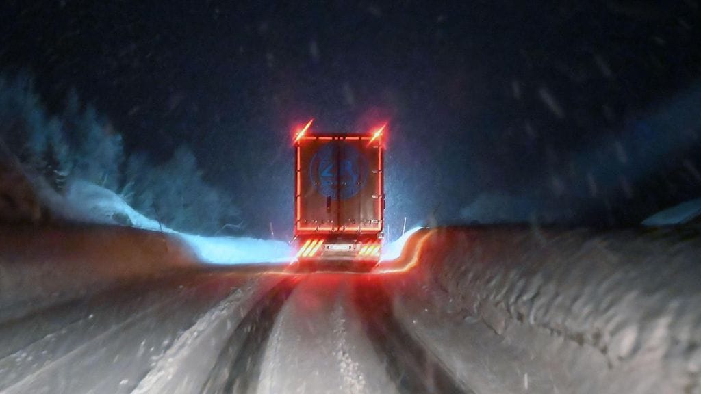 Pelastuslaitoksen tietojen mukaan onnettomuudessa kolaroivat rekka ja henkilöauto. Kuvan rekka ei liity tapaukseen.