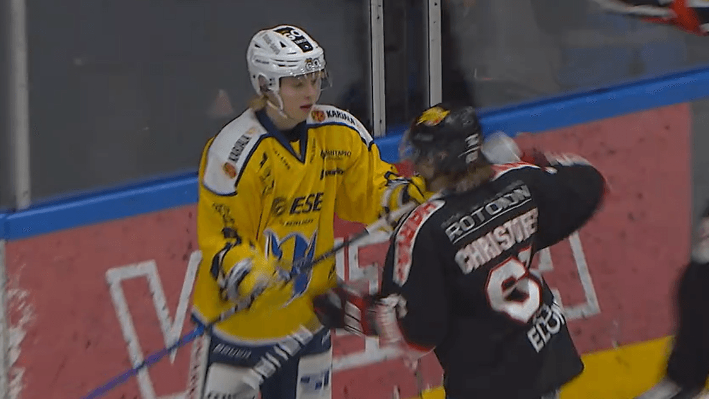 JYP-hyökkääjä hölmöilee itsensä suihkuun - Jyväskylän kotiyleisöltä tyly viesti tuomaristolle