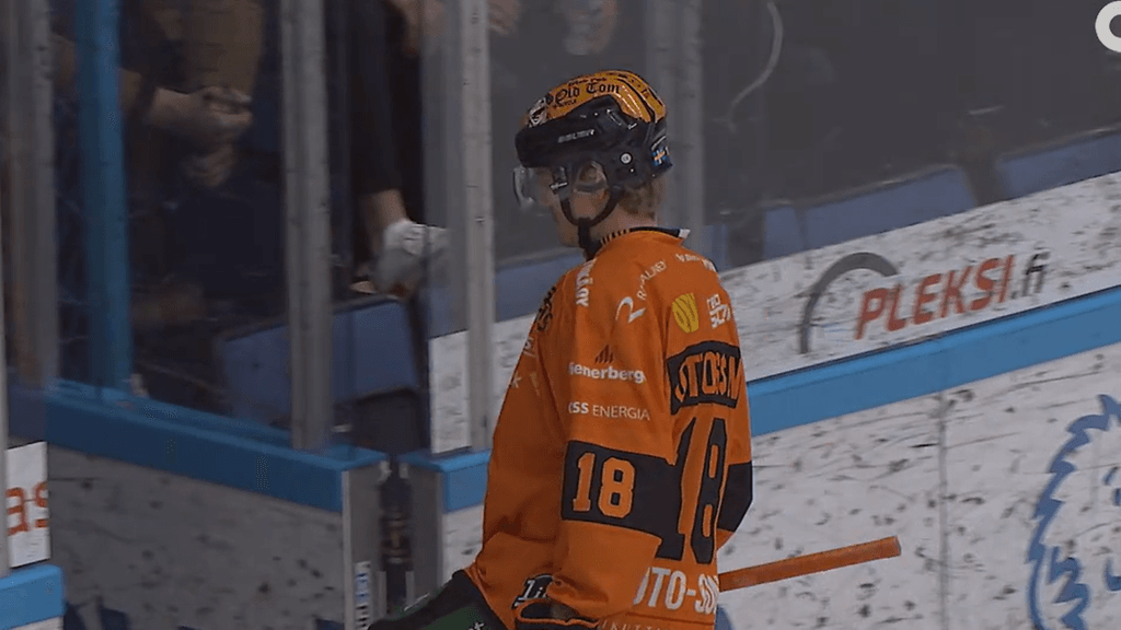 Päähän kolahti! KooKoon ruotsalaistähti passitettiin päätyovista ulos