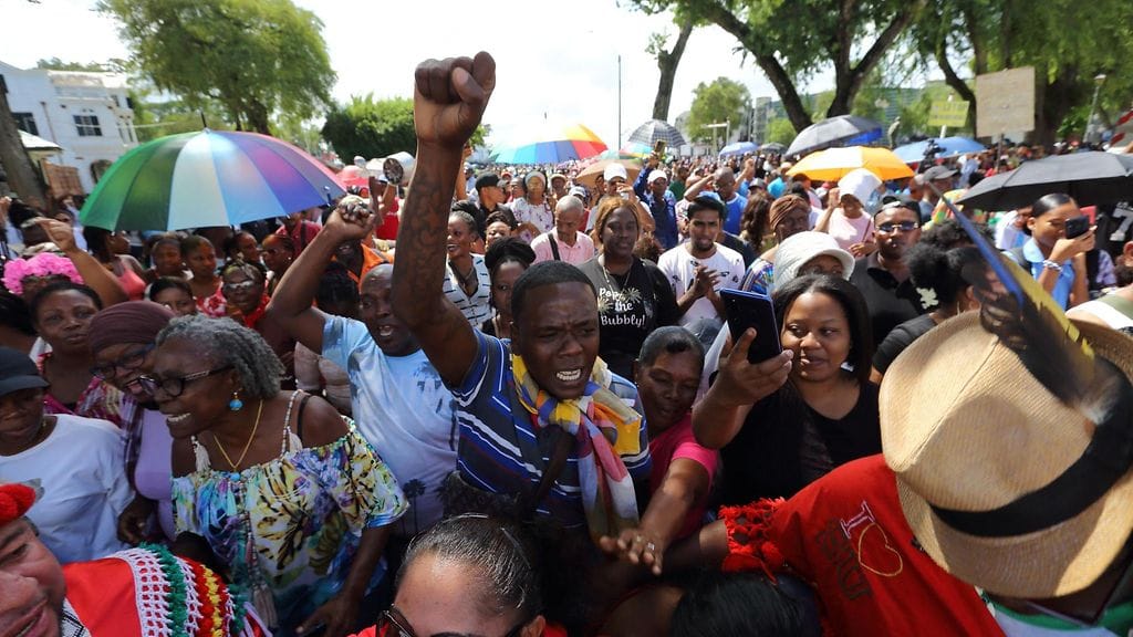 Ihmiset protestoivat Surinamen pääkaupungin Paramaribon kaduilla.