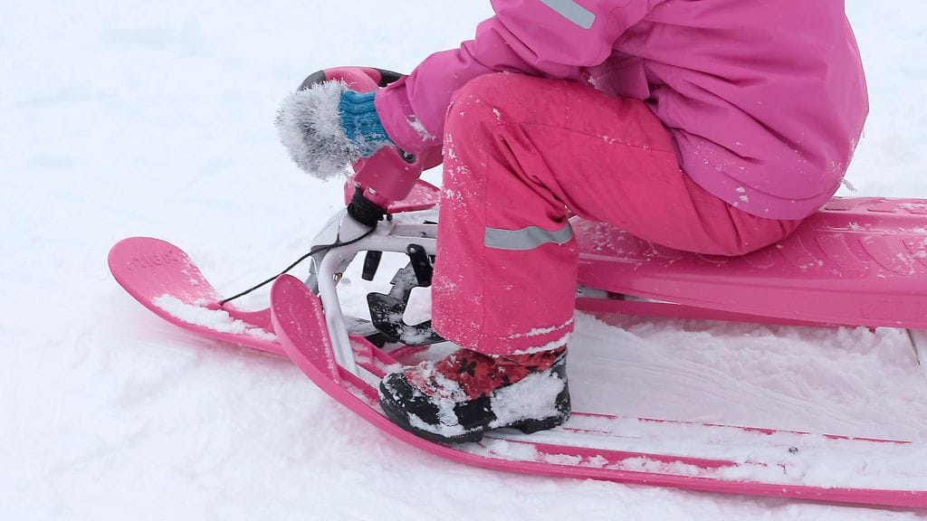 Laskiaisen perinteisiin kuuluu pulkkamäki.