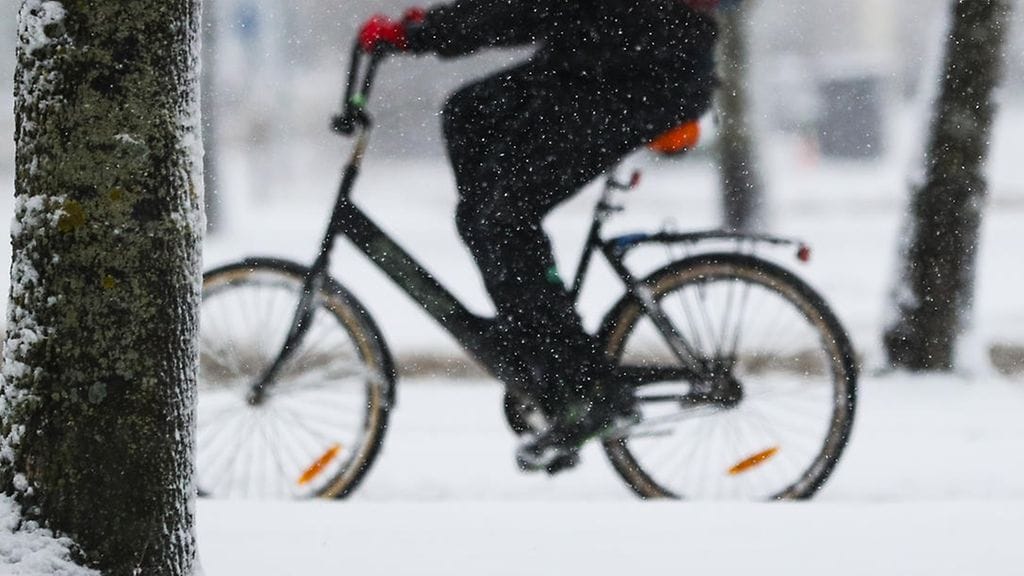 Arkistokuva talvipyöräilijästä.