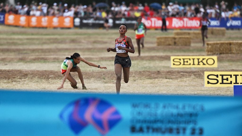 Maailmanmestari Letesenbet Gidey lyyhistyi maahan vain metrejä ennen maalia.