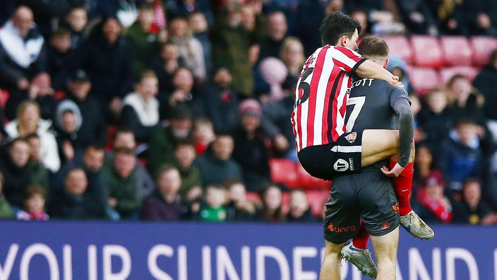 Sunderlandin Luke O'Nien Bristol Cityn Alex Scottin reppuselässä kesken Mestaruussarjan ottelun.