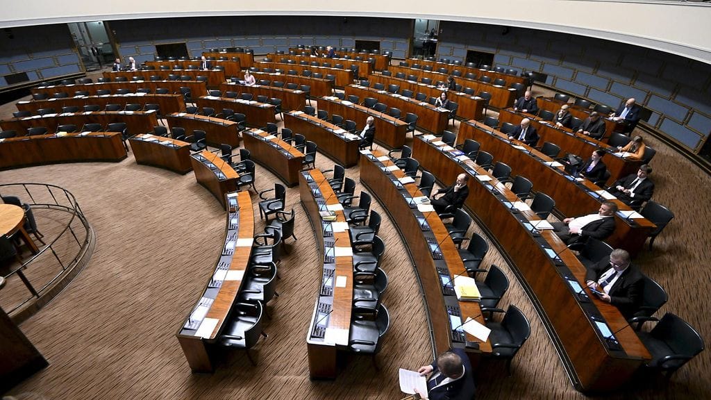 Tasa-arvoneuvosto kuitenkin muistuttaa raportissaan, että naisedustajat kokevat kansanedustajan työssä enemmän paineita, ja he kohtaavat miehiä useammin erilaisia epäasiallisen ja häiritsevän käytöksen muotoja eduskunnassa.