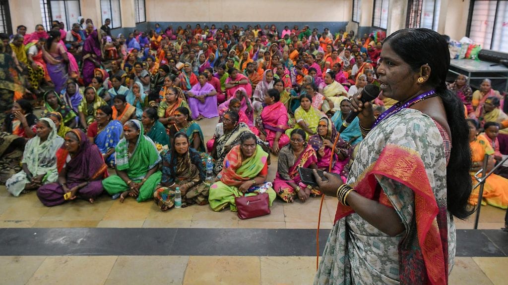MASS-järjestön toimitusjohtaja Sitavva D. Jodatti puhumassa järjestön vuosikokouksessa.