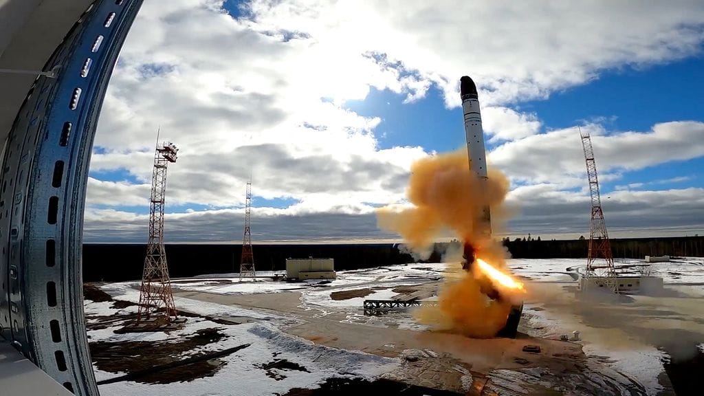 Sarmat-ohjuksen laukaisu pölläyttää savupilven ilmoille.