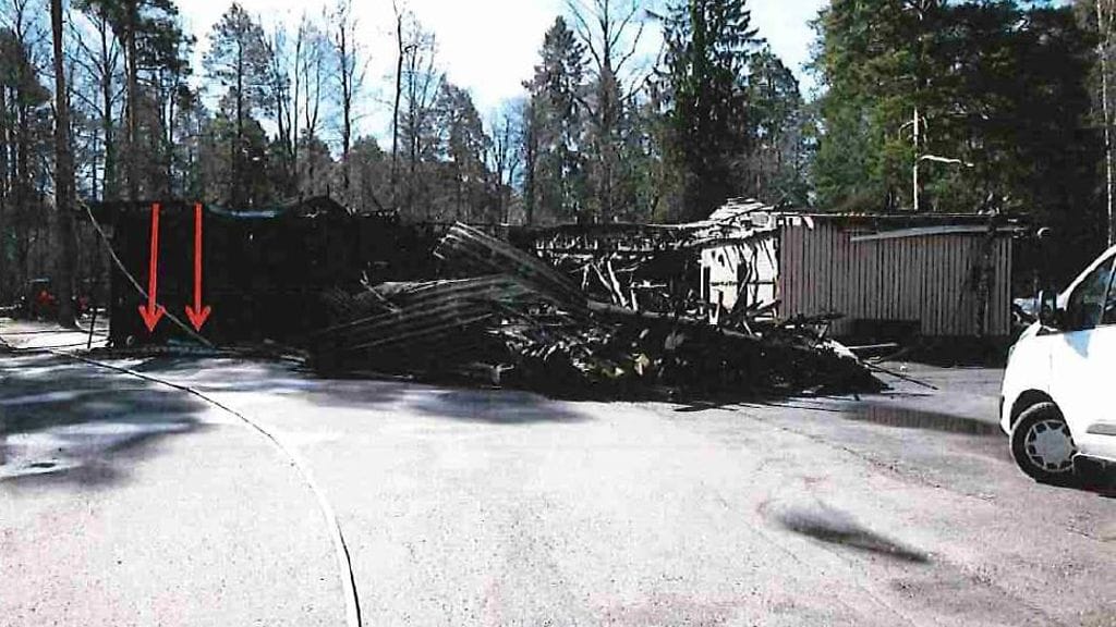 Suuri huoltorakennus tuhoutui palossa täysin. Kuva: Poliisi.