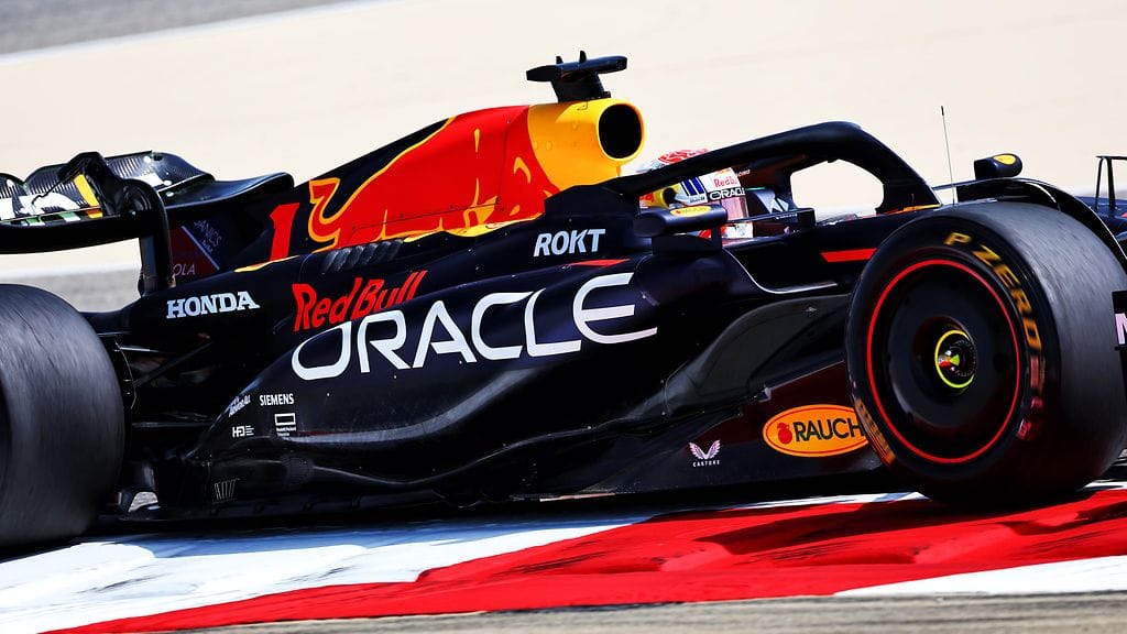 Red Bullin RB19 Bahrainin radalla.