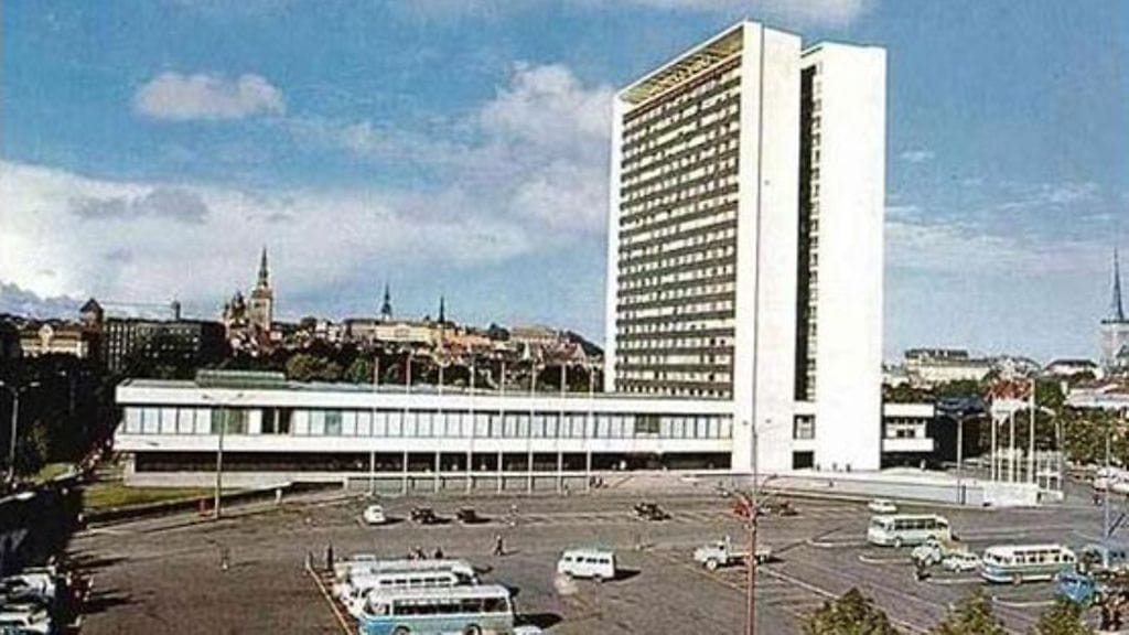 Viru-hotellissa oli 60 huonetta, joita kuunneltiin ja kuvattiin. Tarkoitus oli saada arkaluonteista materiaalia vierailijoista.