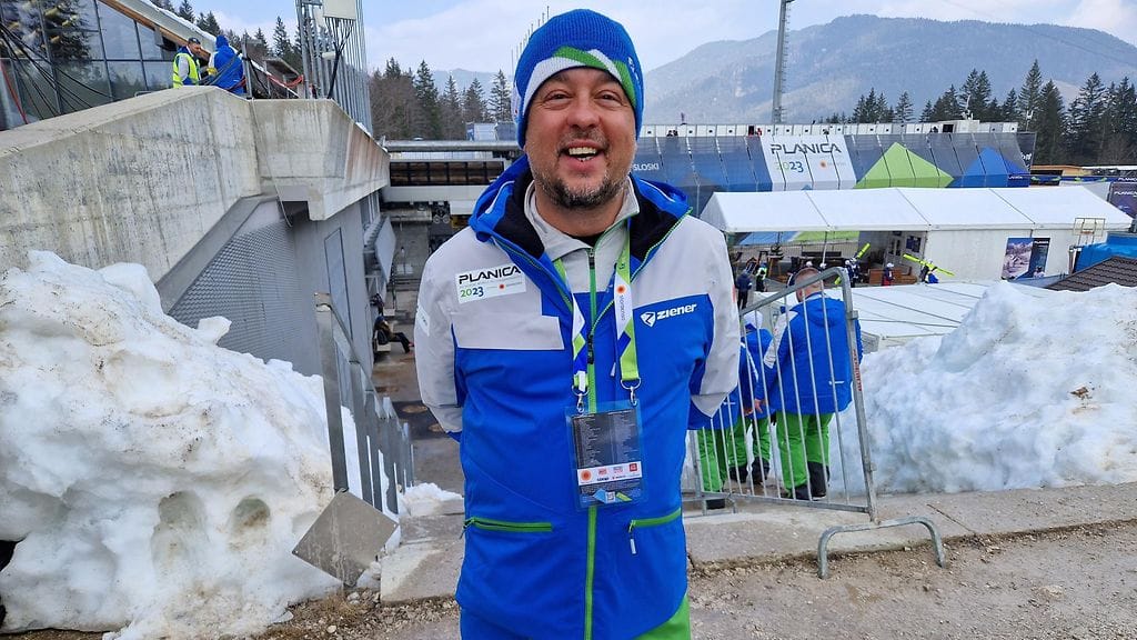 Planican MM-hiihtojen kuuluttaja Bojan Makovec taitaa myös suomen kieltä – komeat terveiset Suomen hiihtofaneille!