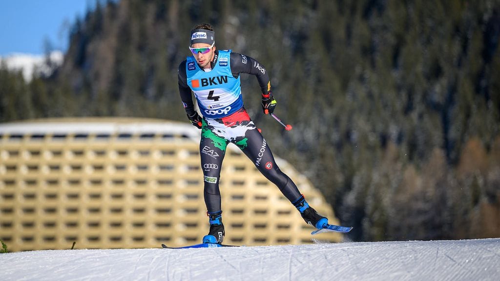 Paolo Ventura kolaroi Arsi Ruuskasen kanssa MM-hiihtojen yhdistelmäkisassa.