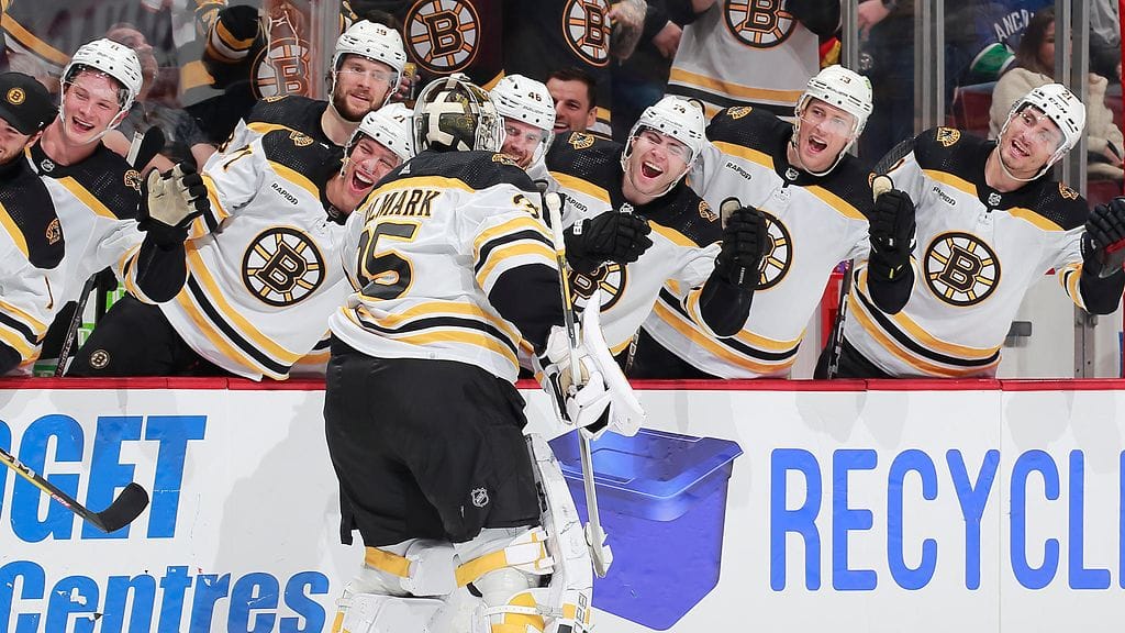 Linus Ullmark on torjunut tällä kaudella kiekkoja 93,8 prosentin varmuudella, mutta Vancouveria vastaan hän onnistui myös toisessa päässä kenttää.