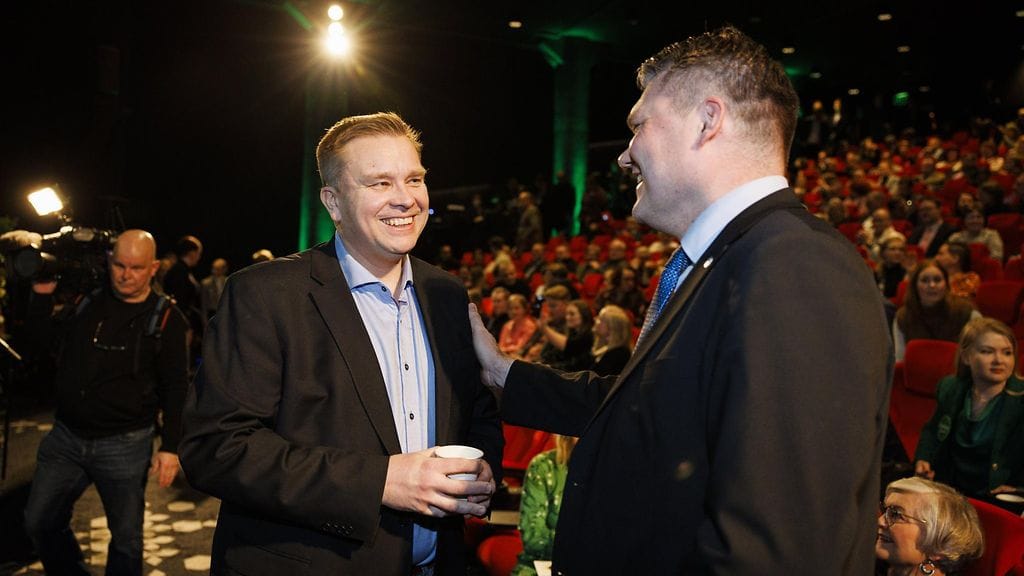 Keskustalaiset puolustusministerit Antti Kaikkonen ja Mikko Savola.