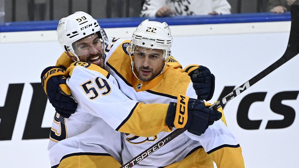 Sveitsiläiset Roman Josi ja Nino Niederreiter eivät ole enää seuratovereita NHL:ssä.