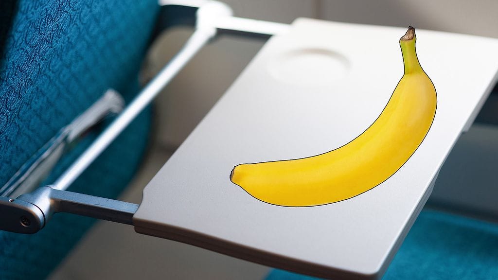 Matkustajalle tarjoiltiin banaani välipalaksi, kun ei-vegaaninen vaihtoehto oli huomattavasti runsaampi. Kuvituskuva.