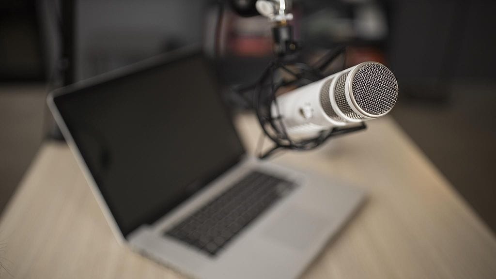 Ylex Iltapäivän juontaja Lloyd Libiso unohti sammuttaa mikkinsä, jolloin yksityiseksi tarkoitettu ääniviesti kajahti koko kansan kuultavaksi.