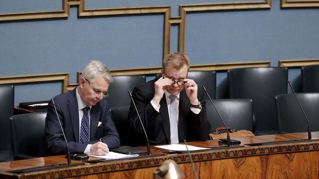 Ulkoministeri Pekka Haavisto (vihr.) ja puolustusministeri Antti Kaikkonen (kesk.) eduskunnan täysistunnossa Helsingissä 28. helmikuuta 2023