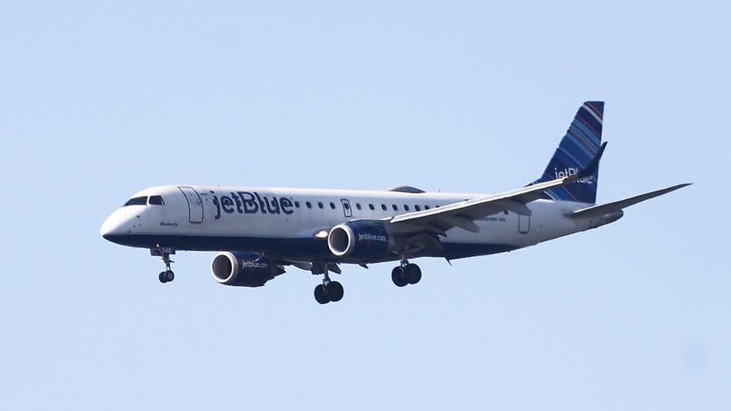 JetBluen lentokone Washingtonissa lokakuussa 2022. Yhtiön matkustajakone joutui vaaratilanteeseen maanantaina. Kuvan lentokone ei liity tapaukseen.