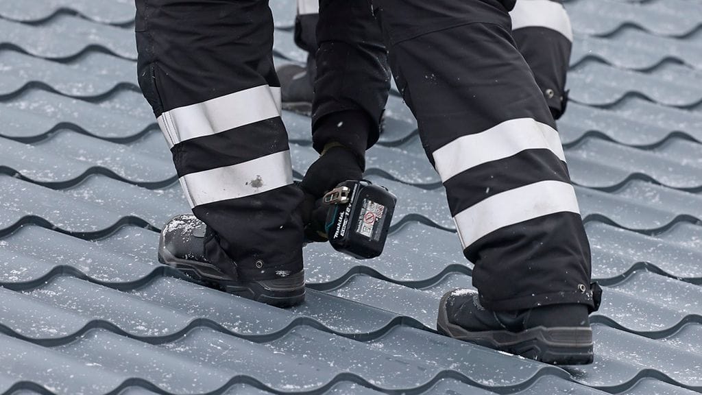 Kuvituskuva. Kuvan henkilö tai katto eivät liity tapaukseen.