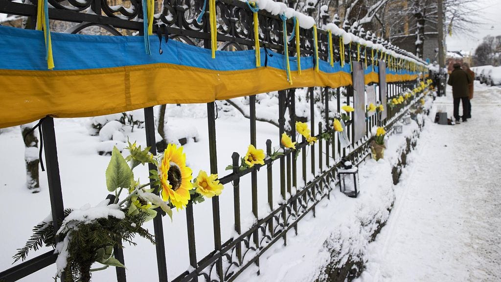 Ukrainan värejä Venäjän suurlähetystön edustalla Tehtaankadulla Helsingissä Venäjän Ukrainaan kohdistaman hyökkäysodan vuosipäivänä 24. helmikuuta 2023.