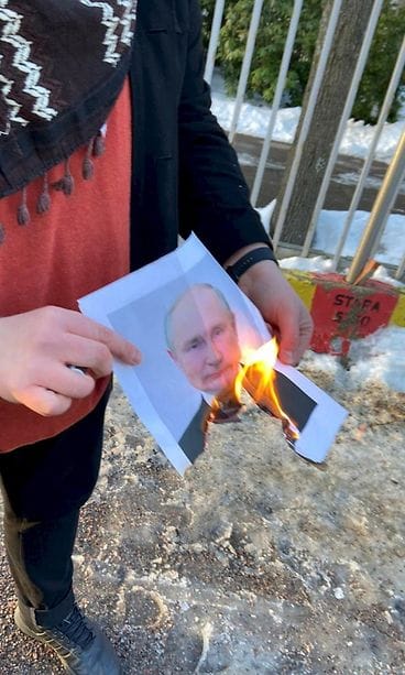 LK0203 Poltettu Putinin kuva Venäjän suurlähetystöllä