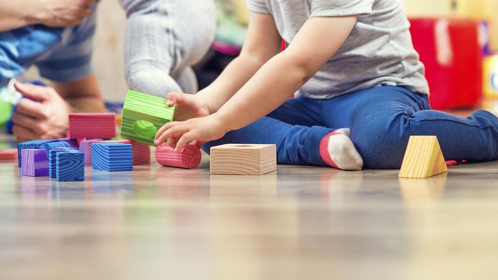 Tuoreen tutkimuksen mukaan altistuminen PFAS-yhdisteille voi vaikuttaa lasten kehitykseen ja erityisesti kilpirauhasen toimintaan. Kuvituskuva.