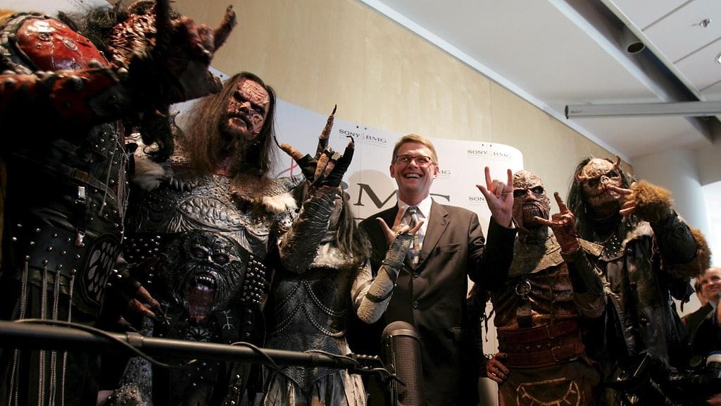Suomen pääministeri Matti Vanhanen (keskellä) ja Suomen ensimmäinen ja ainoa euroviisuvoittaja, Lordi-yhtye, toukokuussa 2006.