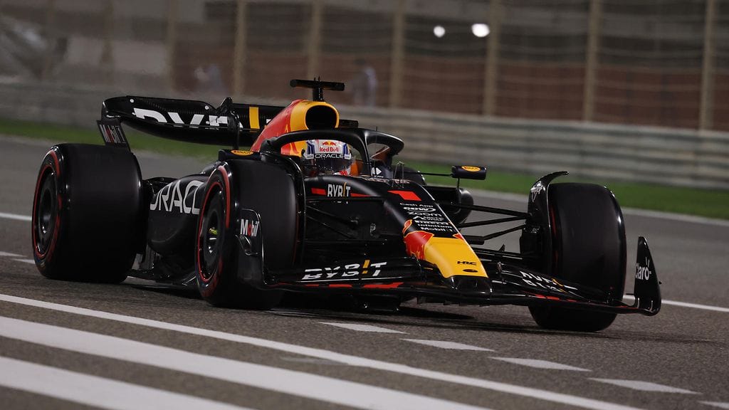 Max Verstappen ajoi paalulle F1-kauden ensimmäisissä aika-ajoissa.