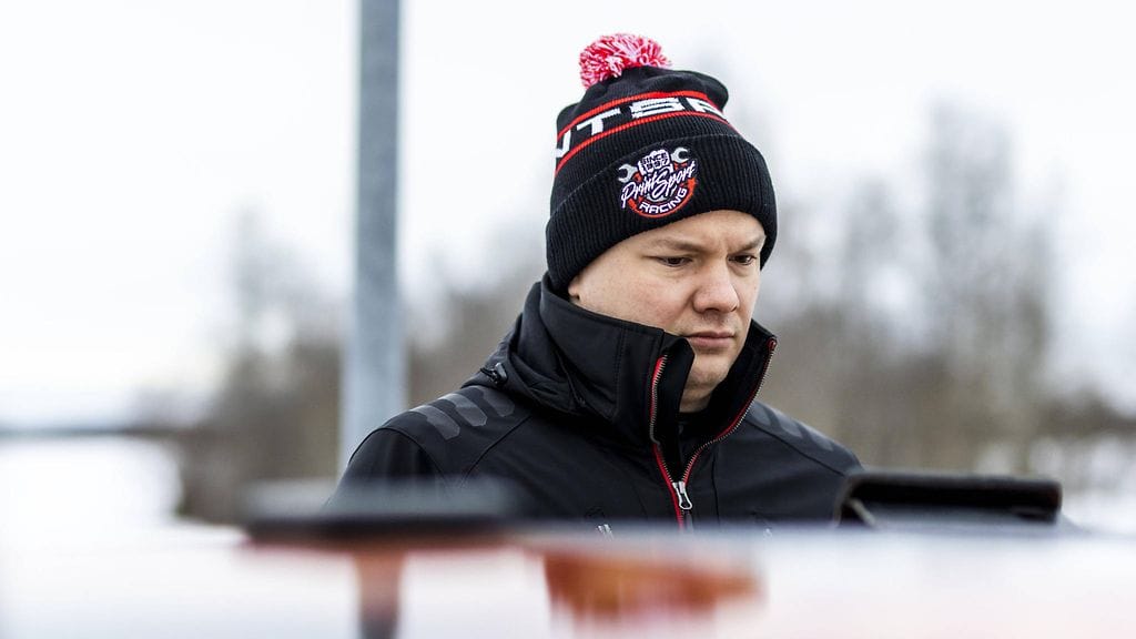 Jari Huttunen heitti kuittia rallin SM-sarjaa johtavalle Teemu Asunmaalle.