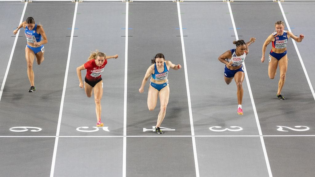 Reetta Hurske juoksee halli-EM-kisojen kultamitalista sunnuntaina illalla.