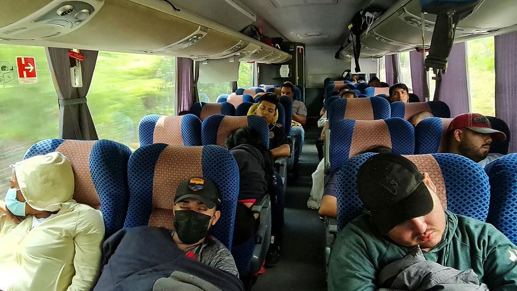 Guatemalaan matkustavat siirtolaiset saavat bussissa tietää, että heidän on suoritettava odottamattomia maksuja