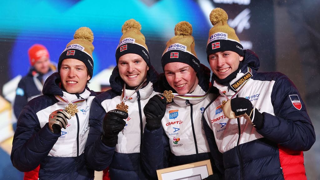 Vielä tässä kuvassa Jörgen Graabakin (toinen vasemmalta) mitali on ehjä.