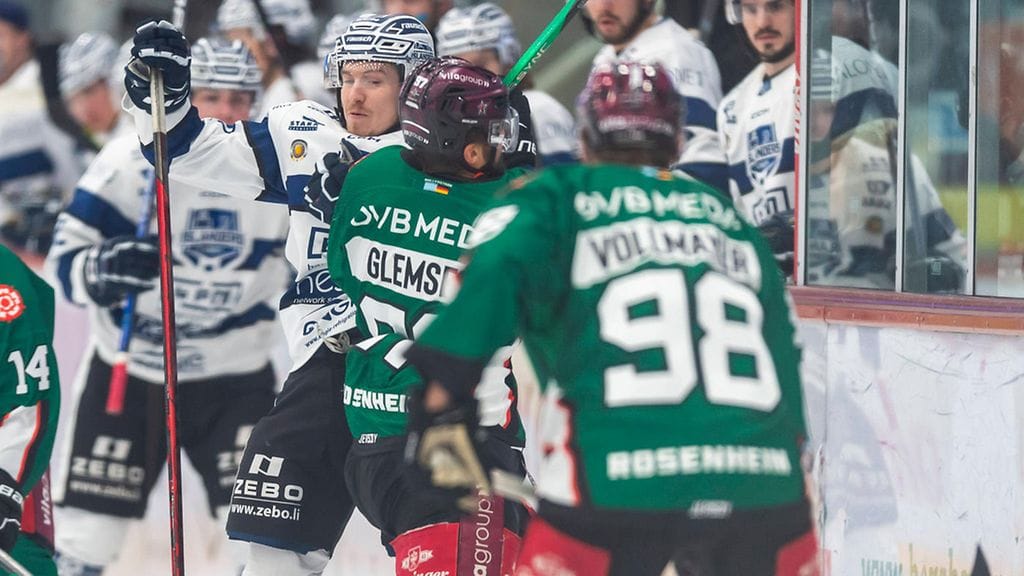Vihreäpaitaisen Starbulls Rosenheimin Mike Glemser taklaustilanteessa tammikuussa pelatussa ottelussa. Onnettomuus tapahtui myöhemmin helmikuussa.