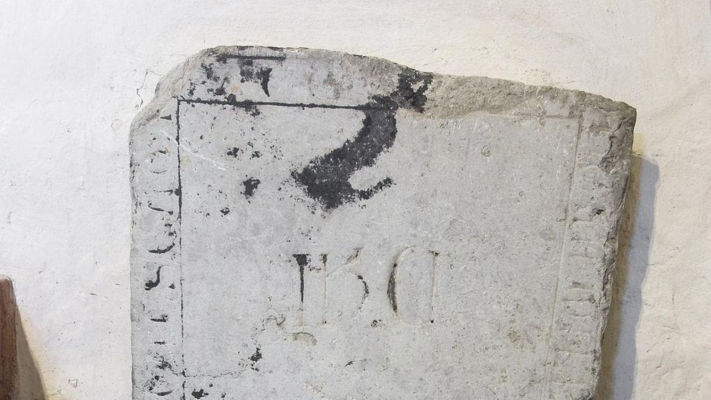 Vanhin suomalainen hautakivi, josta tunnetaan sekä nimi että kuolinvuosi. "Herran vuonna 1290 kuoli Ingigerdis, Pietarin vaimo, levätköön rauhassa."