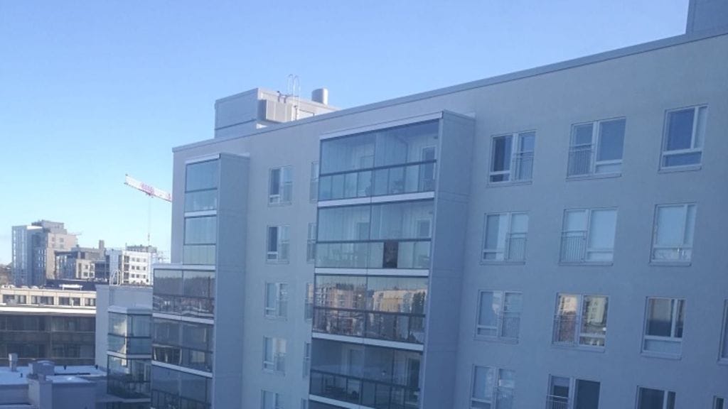 Lukijan kuva kerrostalosta, josta nainen putosi Vantaan Tikkurilassa.