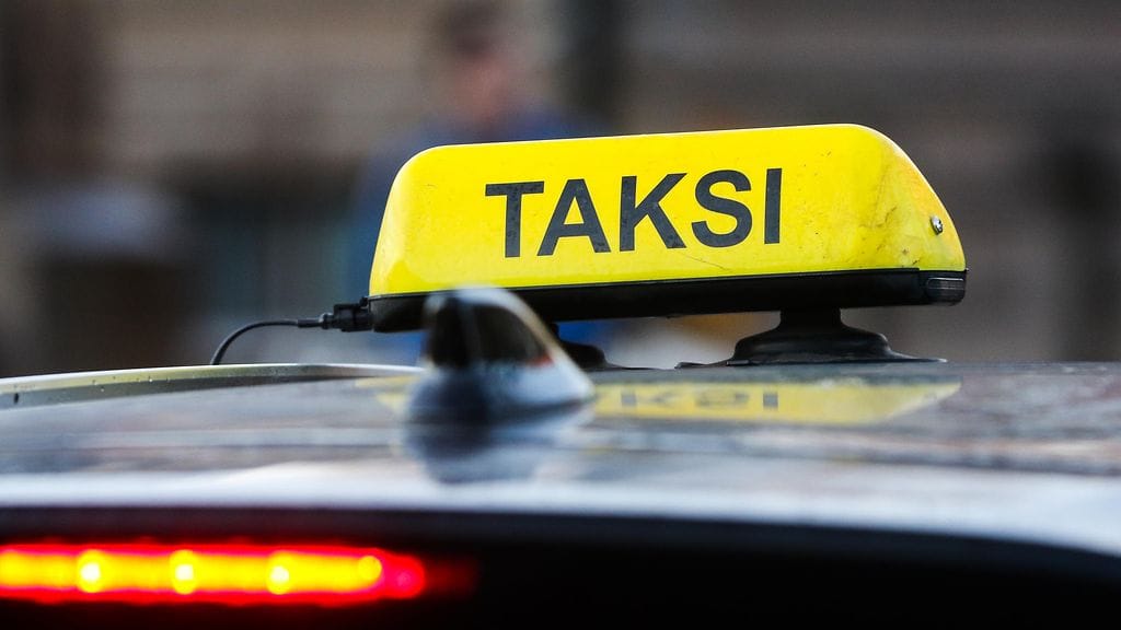 Poliisi epäilee taksin kuljettajaa törkeästä liikenneturvallisuuden vaarantamisesta.