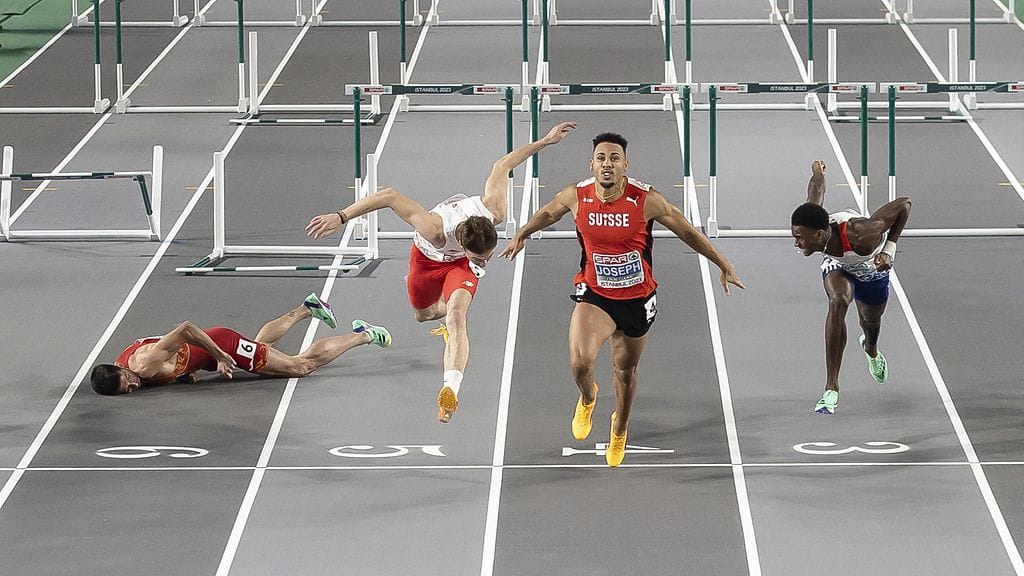 Espanjan Enrique Llopis loukkaantui pahasti törmättyään viimeiseen aitaan. Sveitsin Jason Joseph paineli 60 metrin aitojen Euroopan hallimestaruuteen.
