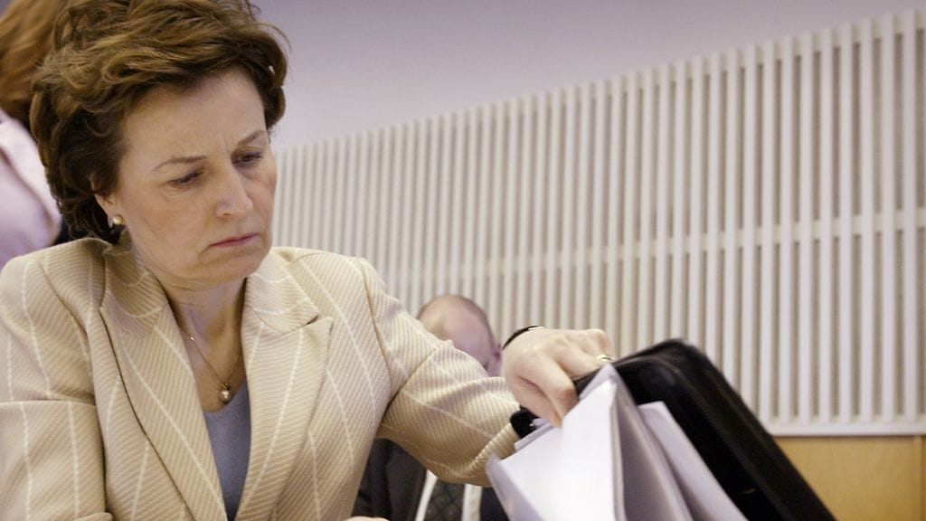 Suomen entinen pääministeri Anneli Jaatteenmaki tarkisti papereitaan niin sanotun Irak-vuotoskandaalin oikeudenkäynnin istunnon alussa Helsingissä 3. maaliskuuta 2004.