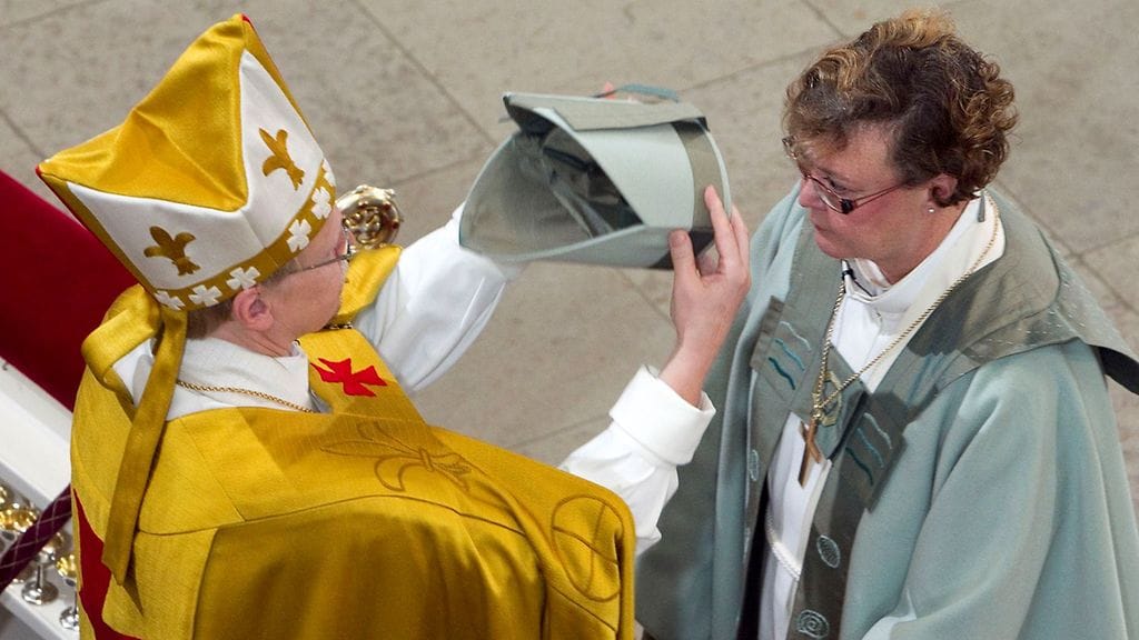 Irja Askola vihittiin Helsingin hiippakunnan piispan virkaan Helsingin Tuomiokirkossa syksyllä 2010. Hän toimi tehtävässä 31.10.2017 asti.