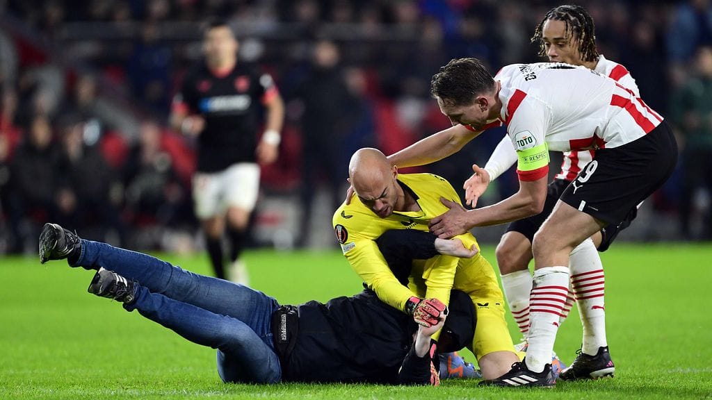 PSV:n kannattaja hyökkäsi Sevillan Marko Dmitrovicin kimppuun viime viikolla.