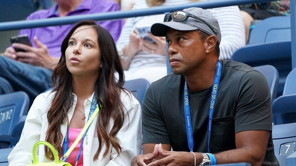 Erica Herman ja Tiger Woods katsomassa tennistä elokuussa 2022.