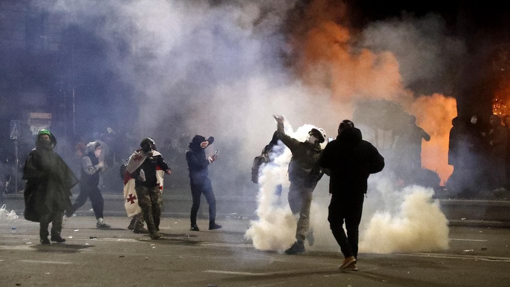 Kymmenettuhannet ihmiset vastustivat keskiviikkona lakiesitystä Georgian pääkaupungissa Tbilisissä.